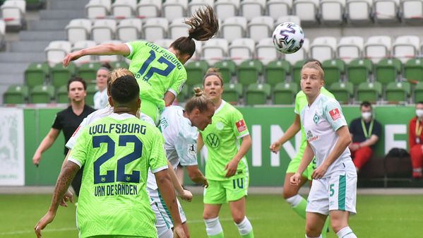 Die VfL-Wolfsburg-Spielerin Ewa Pajor springt in die Höhe und macht ein Kopfballtor.
