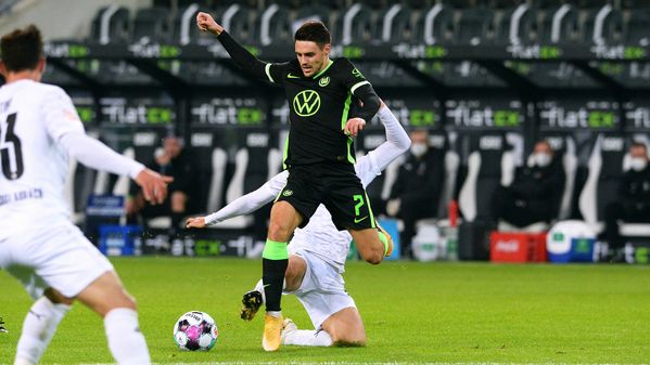 VfL Wolfsburg Spieler Josip Brekalo im Zweikampf mit einem Gladbacher Spieler.