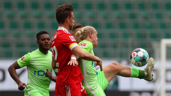 VfL-Wolfsburg-Spieler Xaver Schlager im Zweikampf mit einem Gegenspieler.