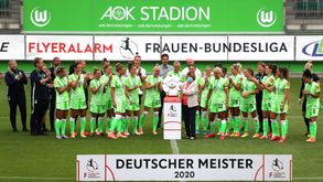 Die VfL Wolfsburg-Kapitäninnen Alexandra Popp und Pernille Harder bekommen die Meisterschale überreicht.