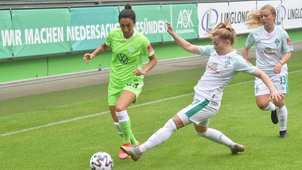 Die Abwehrspielerin des VfL Wolfsburg Sara Doosoun in einem Zweikampf.