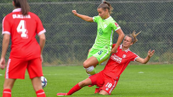 Die VfL Wolfsburg-Spielerin Lena Oberdorf im Zweikampf.