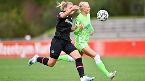 VfL-Wolfsburg-Neuzugang Karina Saevik im Zweikampf mit einer Gegenspielerin.