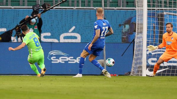 VfL-Wolfsburg-Spieler Renato Steffen erzielt den Treffer zum 1:0.
