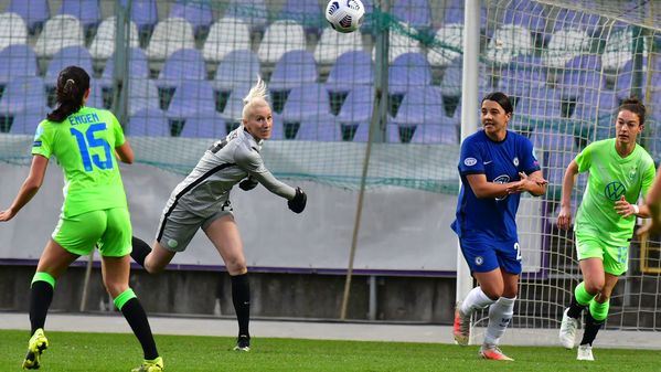 VfL Wolfsburg-Torfrau Katarzyna Kiedrzynek wirft den Ball.