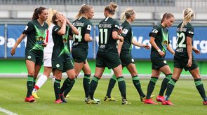Svenja Huth jubelt mit ihren Mitspielerinnen nach ihrem Treffer zum 2:0.