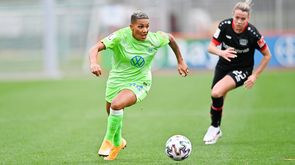 VfL-Wolfsburg-Neuzugang Shanice van de Sanden läuft mit dem Ball.