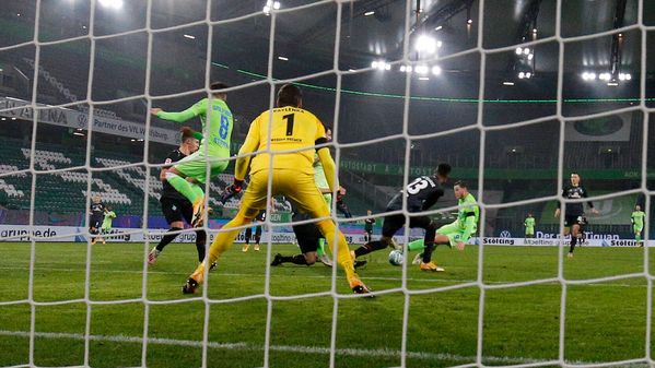 VfL Wolfsburg Stürmer Wout Weghorst in einer Strafraumszene.