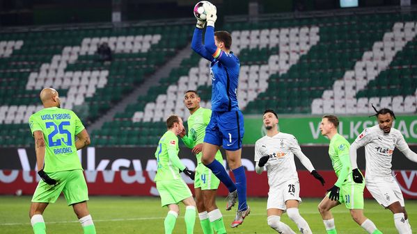 Koen Casteels spring hoch und hält den Ball sicher in den Händen im Spiel des VfL Wolfsburg gegen Mönchengladbach.