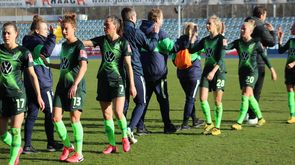 Spielerinnen und Funktionäre des vfL Wolfsburg klatschen sich nach dem Spiel ab.