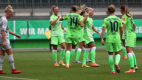 Die Frauen des VfL Wolfsburg jubeln nach ihrem Tor.