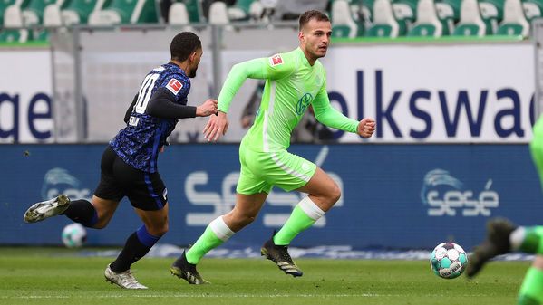 VfL-Wolfsburg-Spieler Marin Pongracic läuft mit dem Ball.