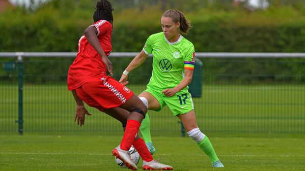 Die VfL Wolfsburg-Spielerin Ewa Pajor im Zweikampf um den Ball.
