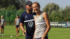 Die VfL Wolfsburg-Spielerin Zsanett Jakabfi lacht in die Kamera.