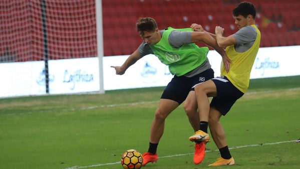 Bialek und Brekalo kämpfen im Duell um den Ball beim Abschlusstraining in Tirana.
