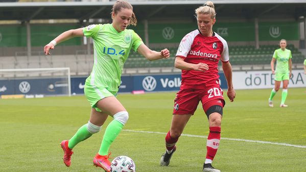 Die Spielerin des VfL Wolfsburg Ewa Pajor im Zweikampf.