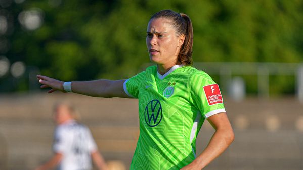 Die VfL-Wolfsburg-Spielerin Ewa Pajor zeigt mit der Hand nach rechts. 