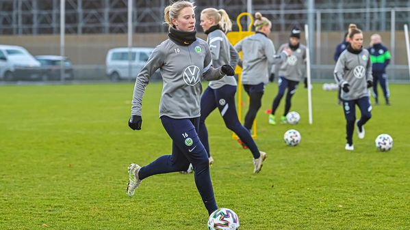 Rebecka Blomqvist spielt den Ball beim Training der Wölfinnen am Elsterweg - im Hintergrund sind ihre Kolleginnen beim Training am Ball zu sehen.