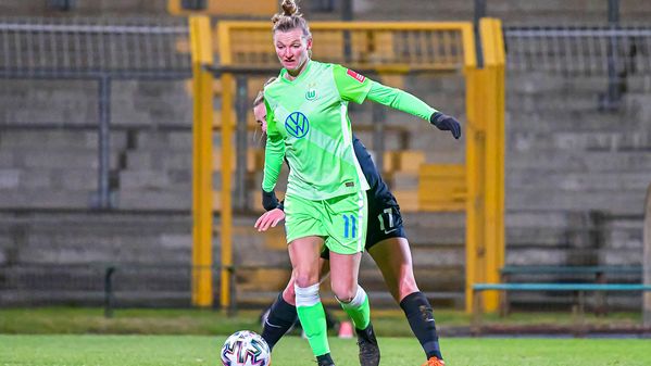 VfL Wolfsburg Spielerin Alexandra Popp läuft mit dem Ball.