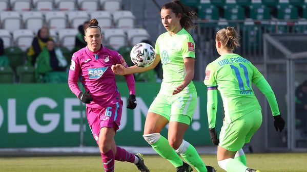 Lena Oberdorf nimmt den Ball im Spiel gegen Hoffenheim mit der Brust an.