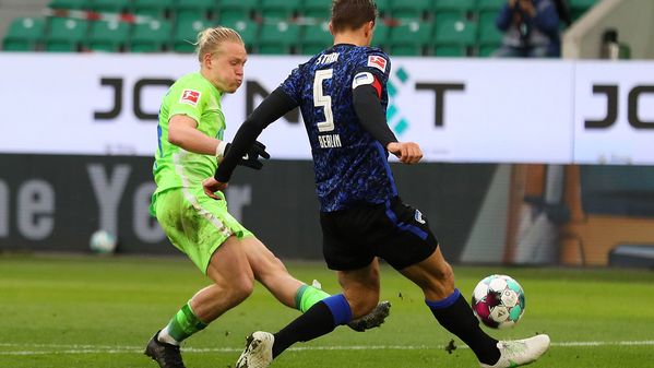 VfL-Wolfsburg-Spieler Xaver Schlager spielt einen Pass.