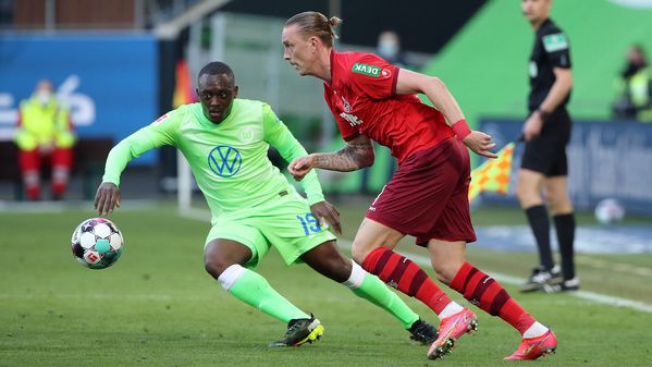 VfL-Wolfsburg-Spieler Jerome Roussillon im Zweikampf mit einem Gegenspieler.