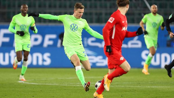 VfL-Wolfsburg-Spieler Yannick Gerhardt schießt.