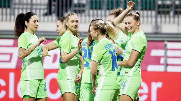 Das Frauen-Team des VfL Wolfsburg jubelt nach dem Treffer zum 2:0 gegen LSK Kvinner.
