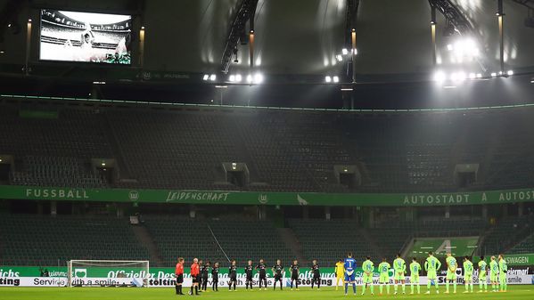 Die Spieler im leeren Stadion bei einer Schweigeminute.
