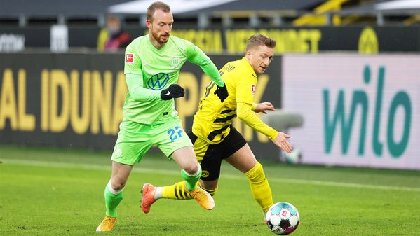 Maximilian Arnold im Zweikampf um den Ball mit Marco Reus beim Spiel des VfL Wolfsburg gegen Dortmund.