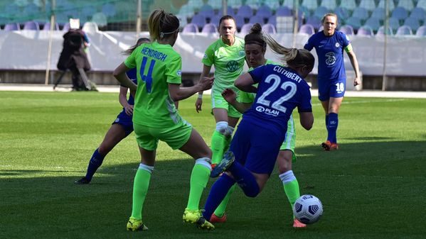 Die VfL Wolfsburg-Spielerinnen Kathrin Hendrich und Svenja Huth im Zweikampf um den Ball.
