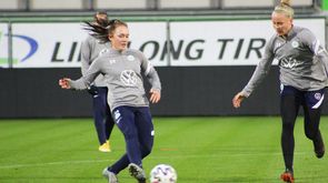 Die Spielerin des VfL Wolfsburg Lisanne Gräwe spielt einen Pass zu.