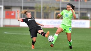 VfL-Wolfsburg-Spielerin Ingrid Syrstad Engen im Zweikampf mit einer Gegenspielerin.