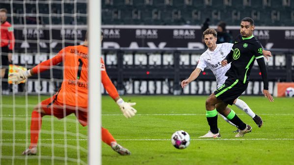 Koen Casteels hält den Ball im Tor des VfL Wolfsburg.