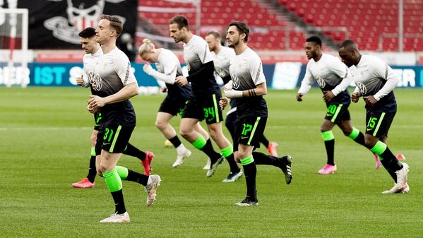 Das Team des VfL Wolfsburg beim Aufwärmen vor dem Spiel gegen Stuttgart.