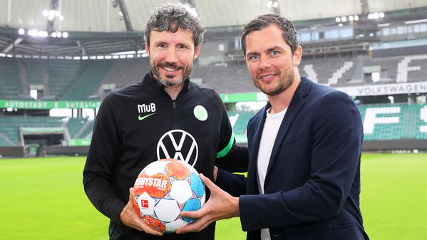 Der Cheftrainer des VfL Wolfsburg Mark van Bommel zusammen mit Marcel Schäfer.