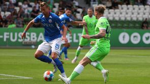 Der VfL-Wolfsburg-Spieler Marvin Stefaniak versucht den Ballbesitz zu erobern.