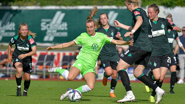 Die VfL Wolfsburg-Spielerin Jill Roord im Zweikampf um den Ball.
