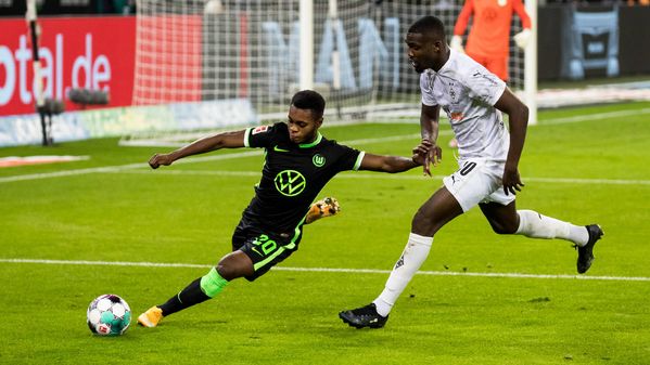 VfL Wolfsburg spieler Ridle Baku schießt den Ball.