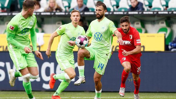VfL-Wolfsburg-Spieler Admir Mehmedi nimmt den Ball in der Luft an.