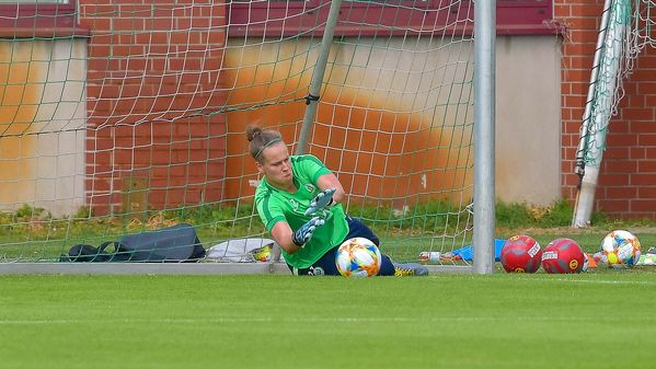 VfL Wolfsburg Torwartin Friederike Abt beim Training.