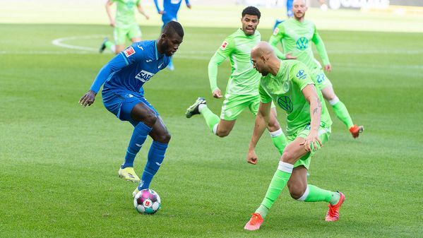 VfL-Wolfsburg-Spiele John Brooks stellt sich einem Gegenspieler in den Weg.