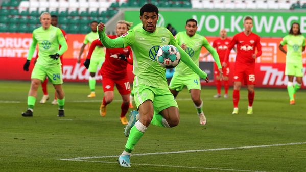 VfL-Wolfsburg-Spieler Paulo Otavio wehrt den Ball ab.