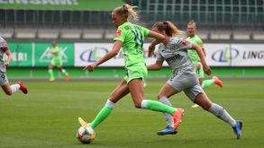 VfL Wolfsburg-Spielerin Fridolina Rolfö schießt den Ball.