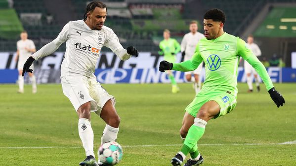 Paulo Otavio versucht einem gegnerischen Spieler den Ball abzunehmen im Spiel des VfL Wolfsburg gegen Mönchengladbach.
