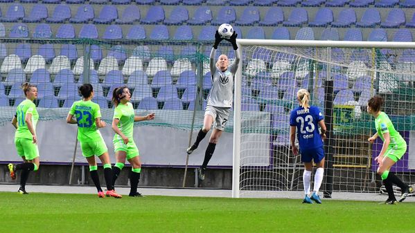 Die VfL Wolfsburg-Torfrau Katarzyna Kiedrzynek fängt den Ball.