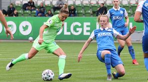 VfL-Wolfsburg-Spielerin Svenja Huth im Zweikampf mit einer Gegenspielerin.