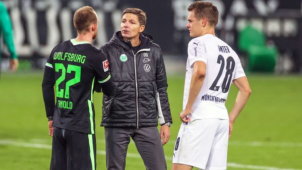 VfL Wolfsburg Cheftrainer Oliver Glasner im Gespräch mit Maximilian Arnold.
