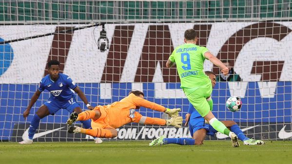 VfL-Wolfsburg-Spieler Wout Weghorst erzielt den Treffer zum 2:0.