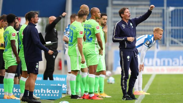 Der VfL Wolfsburg-Trainer Oliver Glasner gibt bei der Einwechslung einiger Spieler Anweisungen.